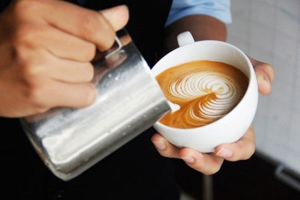 hình ảnh vẽ Latte Art theo cách rót tự do 