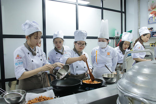 Một Buổi Thực Hành Làm Bánh Việt Của Sinh Viên Cet Như Thế Nào?