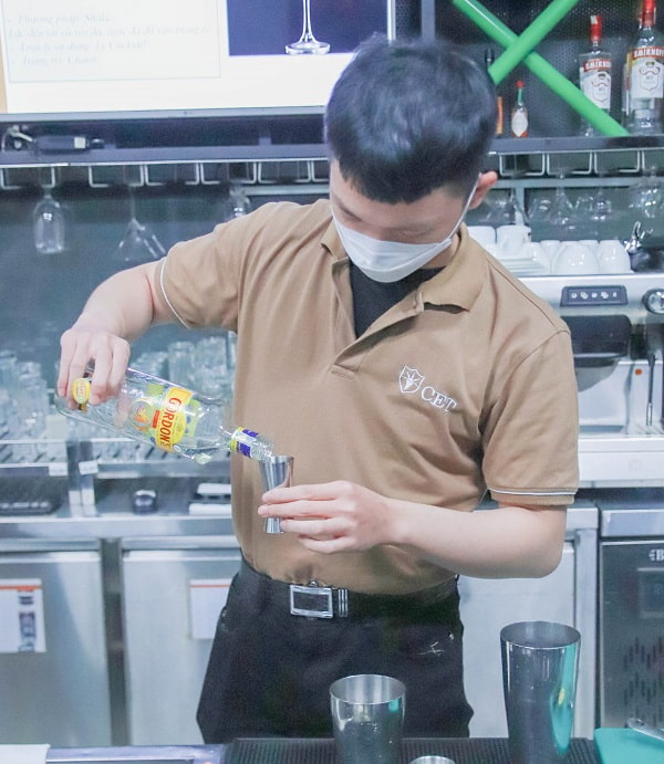 sinh viên cet thực hành pha chế cocktail