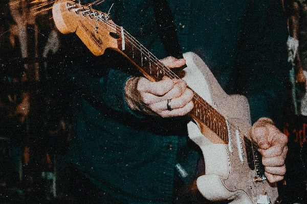 Guitar Điện Là Gì? Học Guitar Điện Như Thế Nào Cho Hiệu Quả?