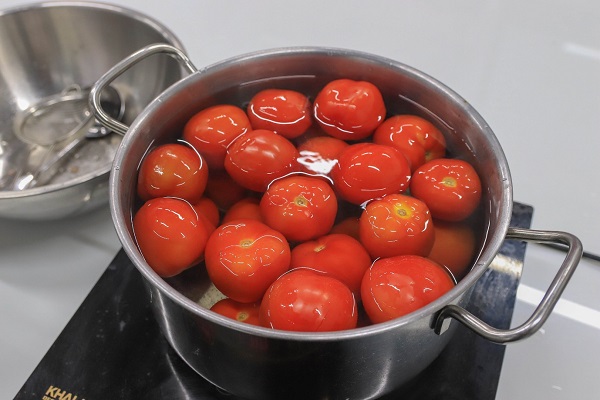 luộc sơ cà chua